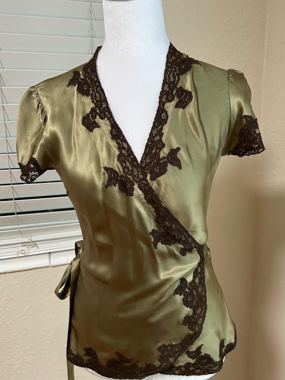 Vintage Leigh Bantivoglio Silk Olive Green Satin Wrap blouse w/ Black Lace Trim - Picture 2 of 8